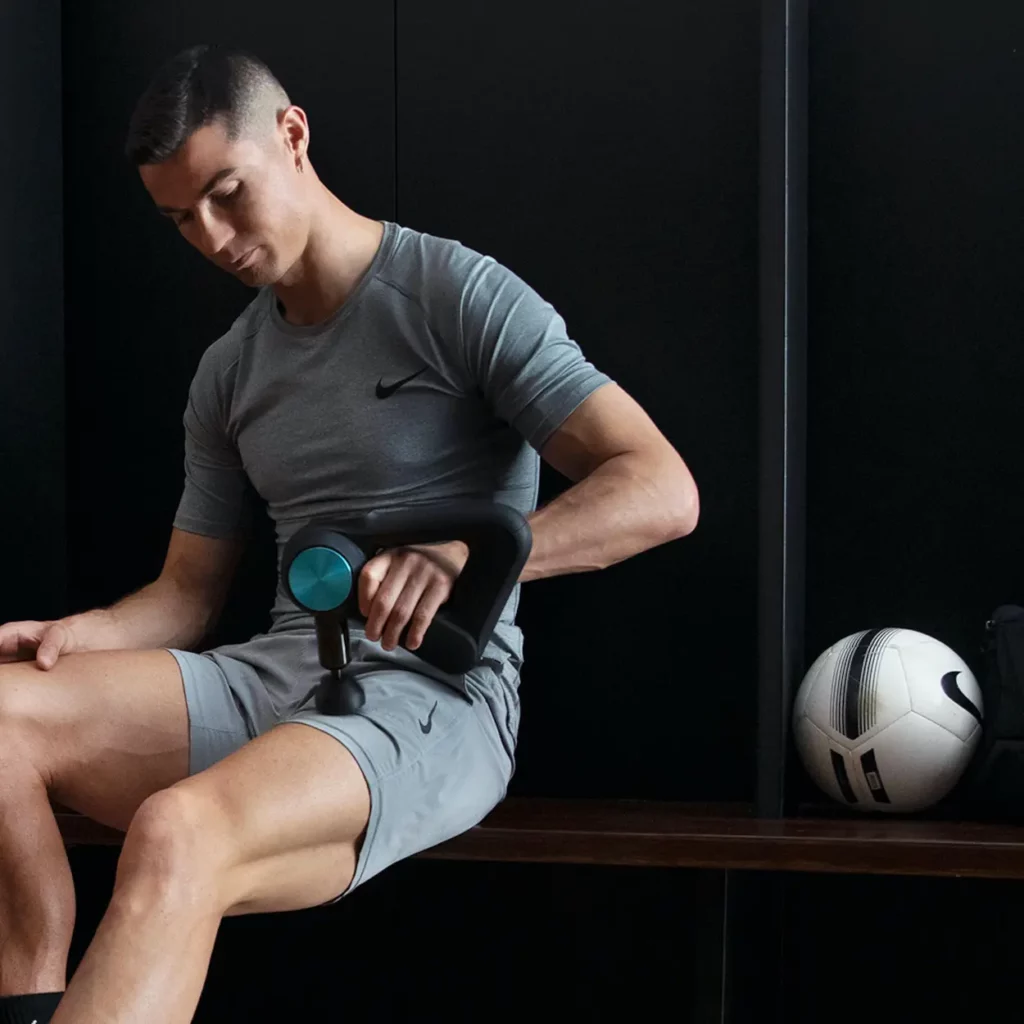 pistola de masaje muscular para brazos y piernas theragun prime