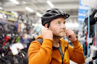 hombre eleigiendo cosco de bicicleta de montaña