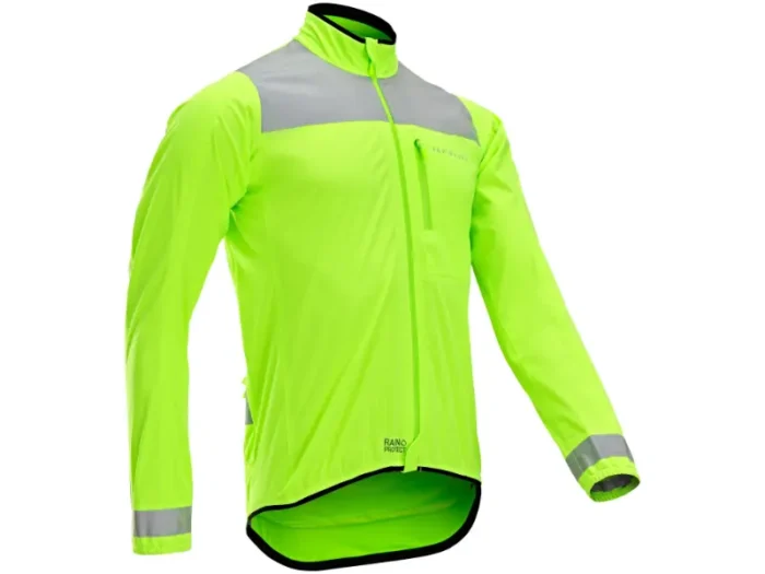 Van Rysel RC500, una chaqueta impermeable y cortavientos que ofrece visibilidad 360º de día y de noche