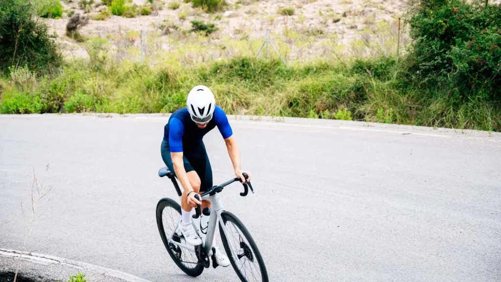 Ciclista subiendo en una ligera