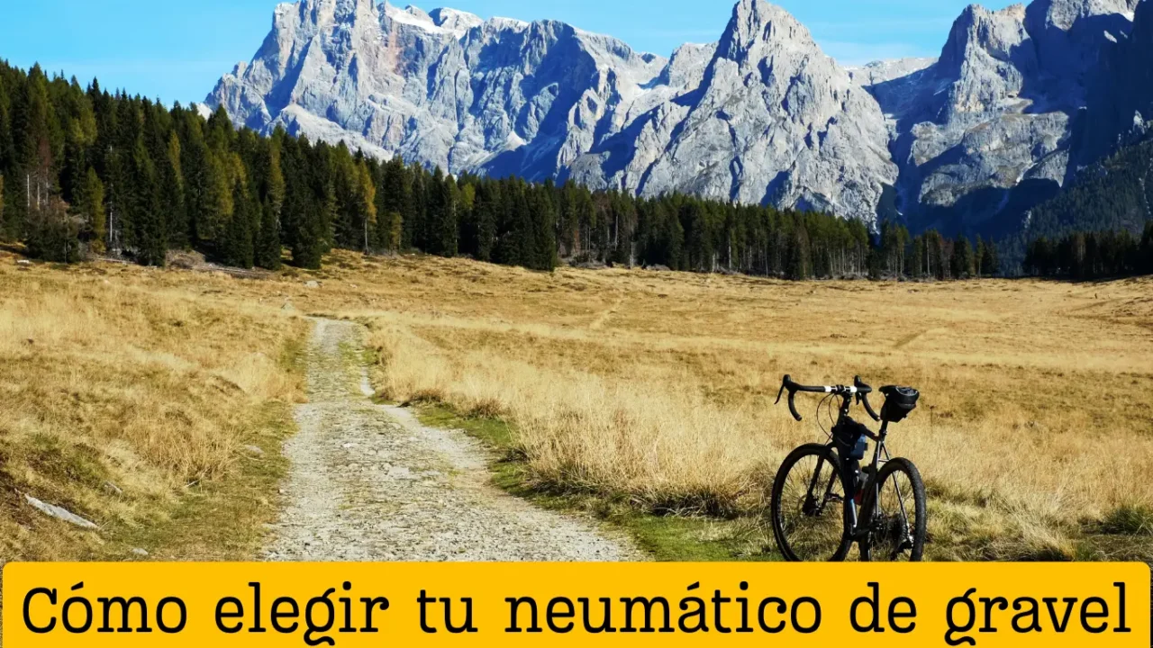 Un ciclista ajustando las cubiertas ideales en su bicicleta de gravel, preparado para cualquier aventura.