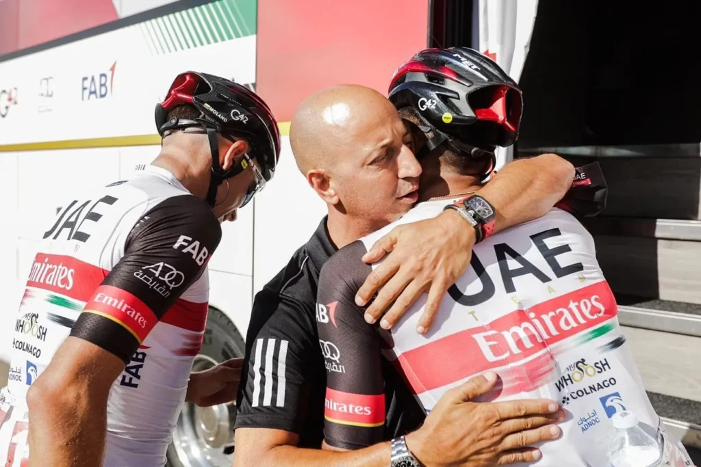 Pogacar y Ayuso, reyes del ciclismo: lideran rankings UCI Pogacar y Ayuso celebrando sus posiciones en los rankings UCI