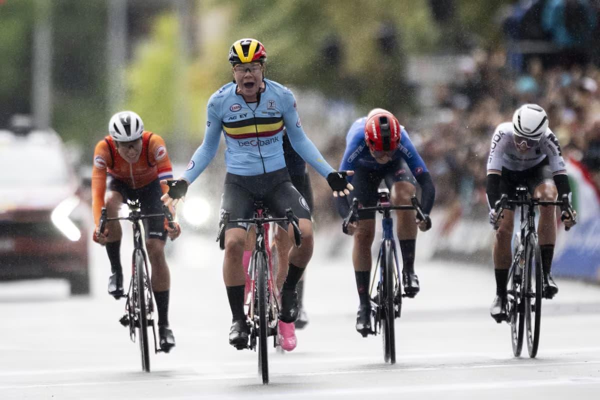 Lotte Kopecky cruzando la meta bajo la lluvia en el Mundial de Ciclismo de Zúrich 2024