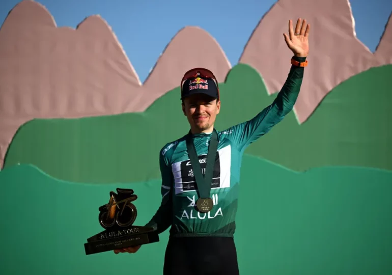 Tom Pidcock sobrevive al caos en la clasificación general y se lleva la primera victoria de etapa en el AlUla Tour 2 Tom Pidcock sobrevive al caos en la clasificacion general y se lleva la primera victoria de etapa en el AlUla Tour 1