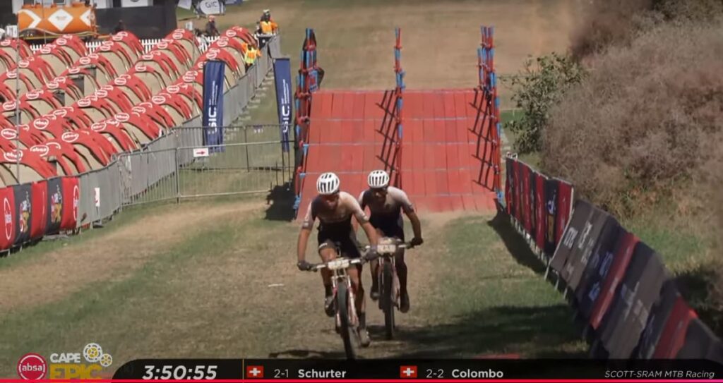 Nino Schurter y Filippo Colombo ganan la etapa y son lideres de la Absa Cape Epic en un duelo de XCO