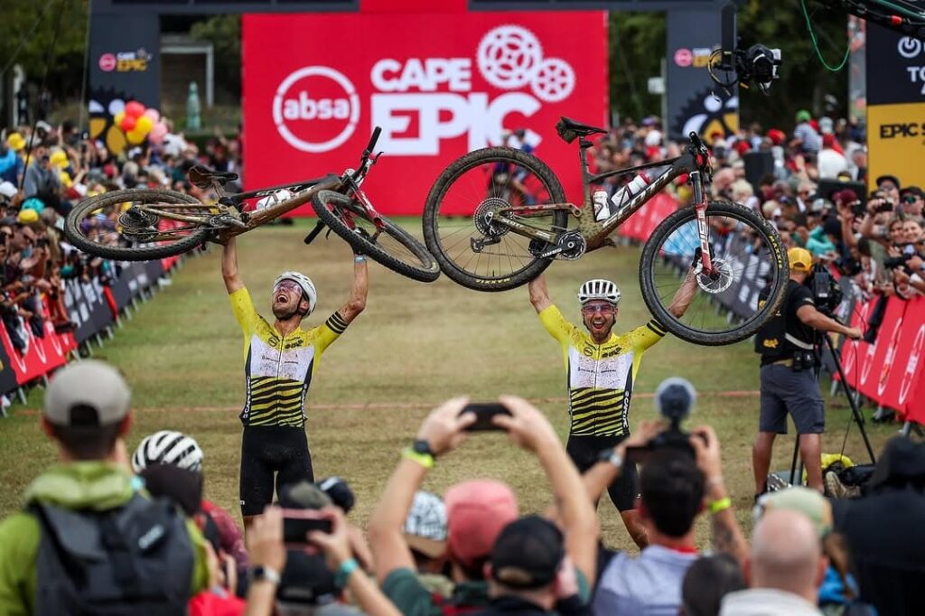 Nino Schurter y SCOTT SRAM Conquistan la Absa Cape Epic 2025 ¡Una Victoria Forjada con Sudor y Corazon