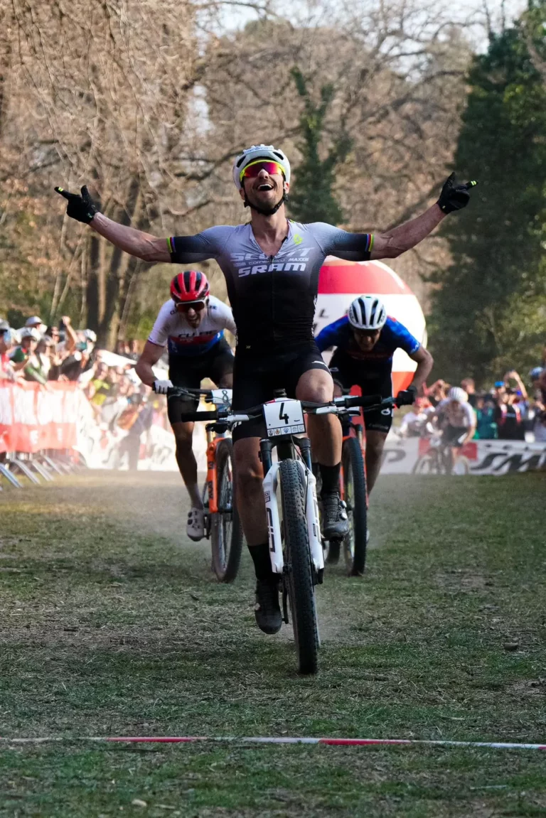 ¡El Rey Sigue Reinando! Nino Schurter (38) Aplasta a las Estrellas en Albenga y Comienza el 2025 Imparable