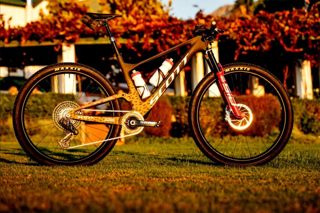 La SCOTT Spark RC «guepardo» de Nino Schurter y Filippo Colombo para la Cape Epic 2025 SCOTT Spark RC «guepardo» para Nino Schurter y Filippo Colombo en la Cape Epic