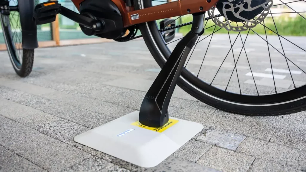 El invento que revoluciona las bicicletas electricas cargador integrado en la pata de cabra