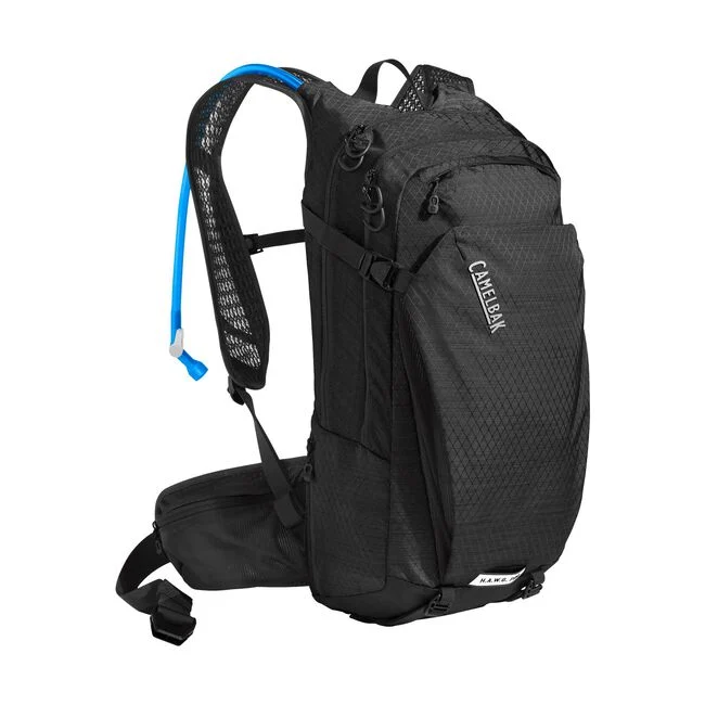 Mochila CamelBak H.A.W.G. Pro en uso durante ruta de mountain bike