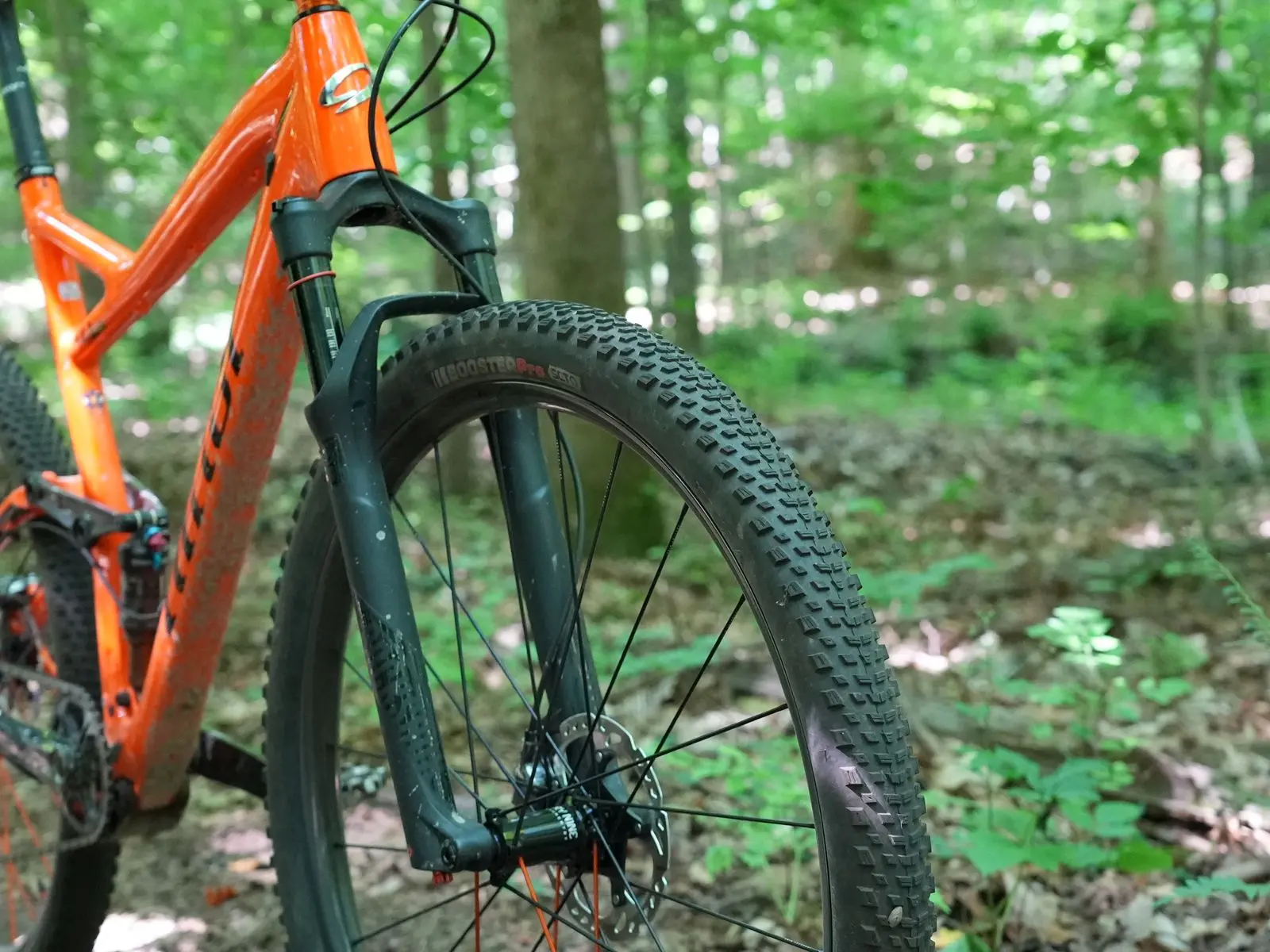 Kenda Booster Pro en acción en terreno XC