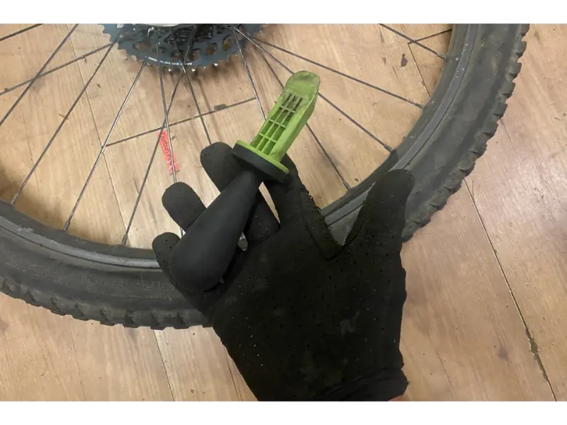 Proceso de instalación de mousse CushCore en rueda MTB