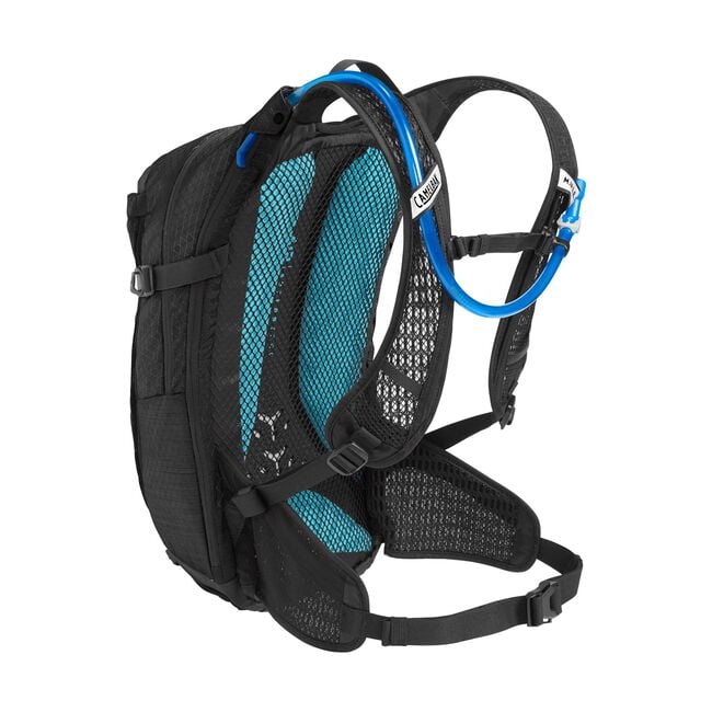 Ciclista con mochila CamelBak M.U.L.E. Pro durante ruta XC