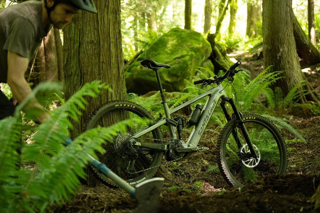 Santa Cruz Vala AL en acción en sendero de bosque, mostrando su geometría progresiva y capacidades todoterreno en entorno natural típico de mountain bike