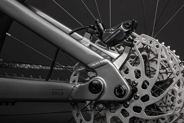 Sistema de frenos de disco hidráulicos de la Santa Cruz Vala AL con rotor multi-spoke y pinza Shimano, diseñados para máximo poder de frenado en descensos