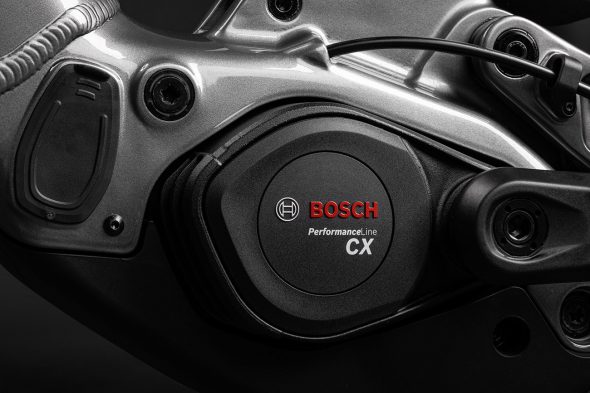 Detalle del motor Bosch Performance Line CX integrado en el cuadro de aluminio de la Santa Cruz Vala AL, mostrando la perfecta integración del sistema eléctrico