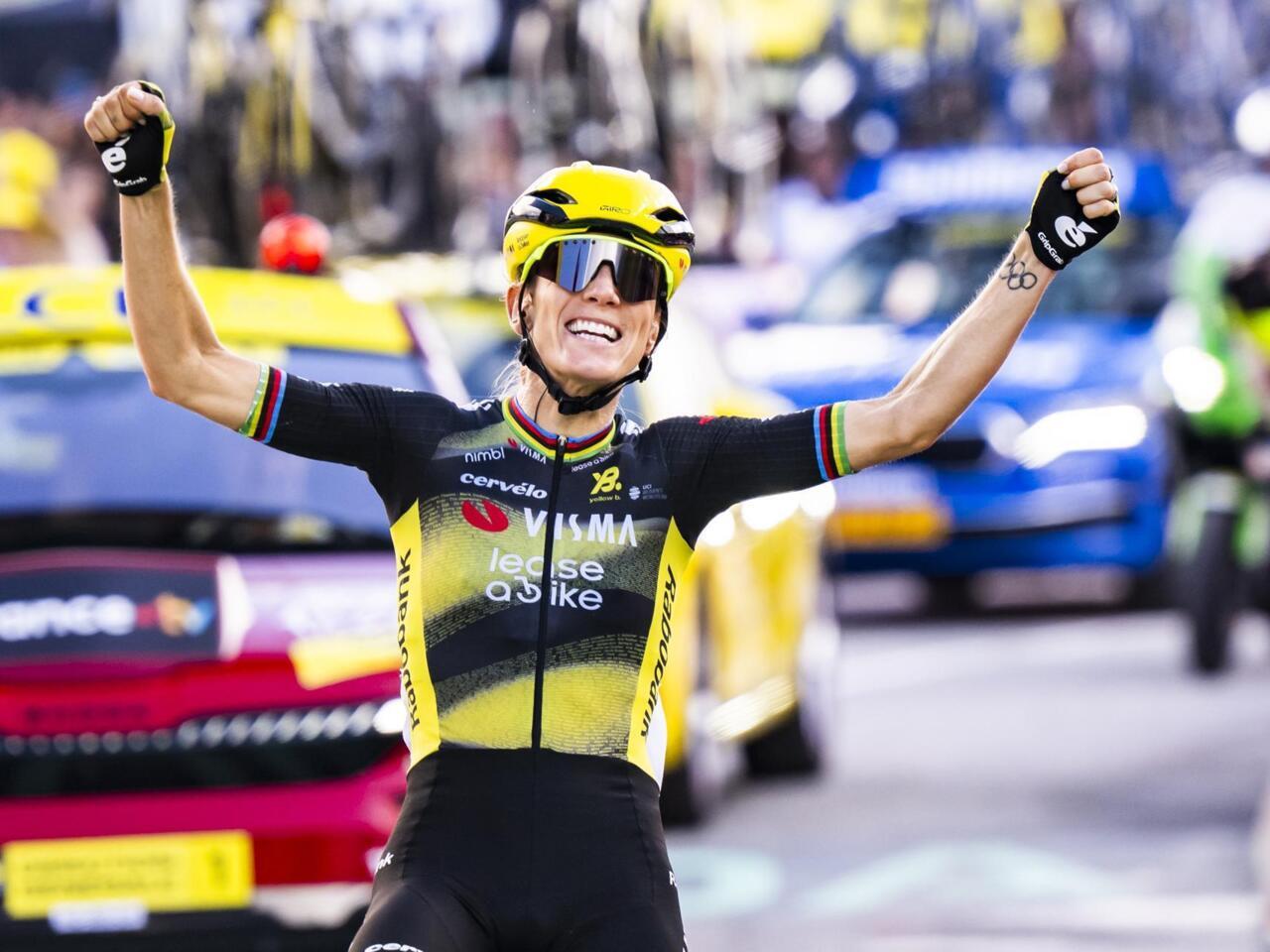 Pauline Ferrand-Prévot celebrando su victoria en el Tour de Francia femenino 2024 con el maillot amarillo