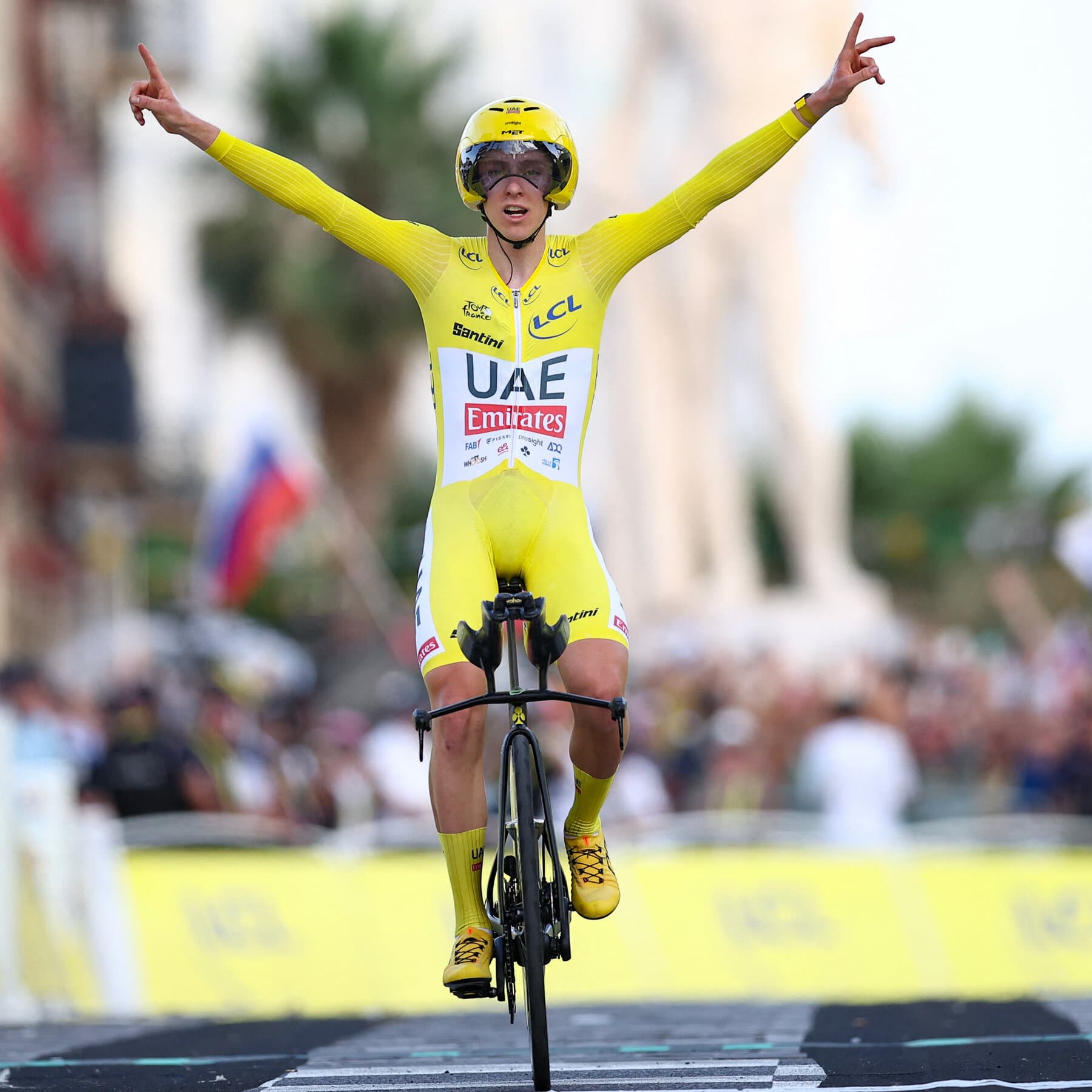 Tadej Pogačar celebrando su tercera victoria en el Tour de Francia 2024