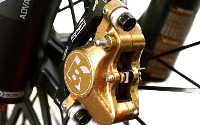 La potencia de frenado se consigue merced a unas pinzas FIRST de Sunstar Braking
