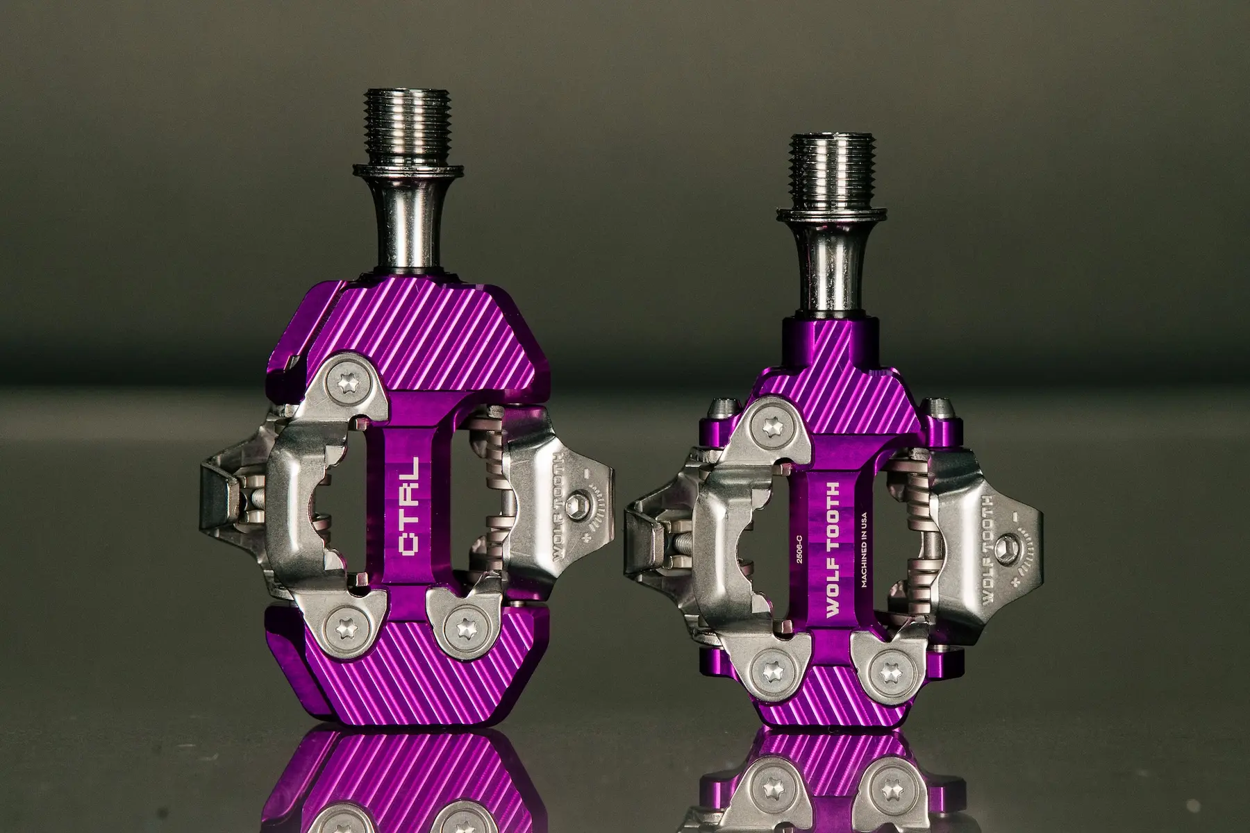 Pedales Wolf Tooth CTRL Trail en color morado ultravioleta