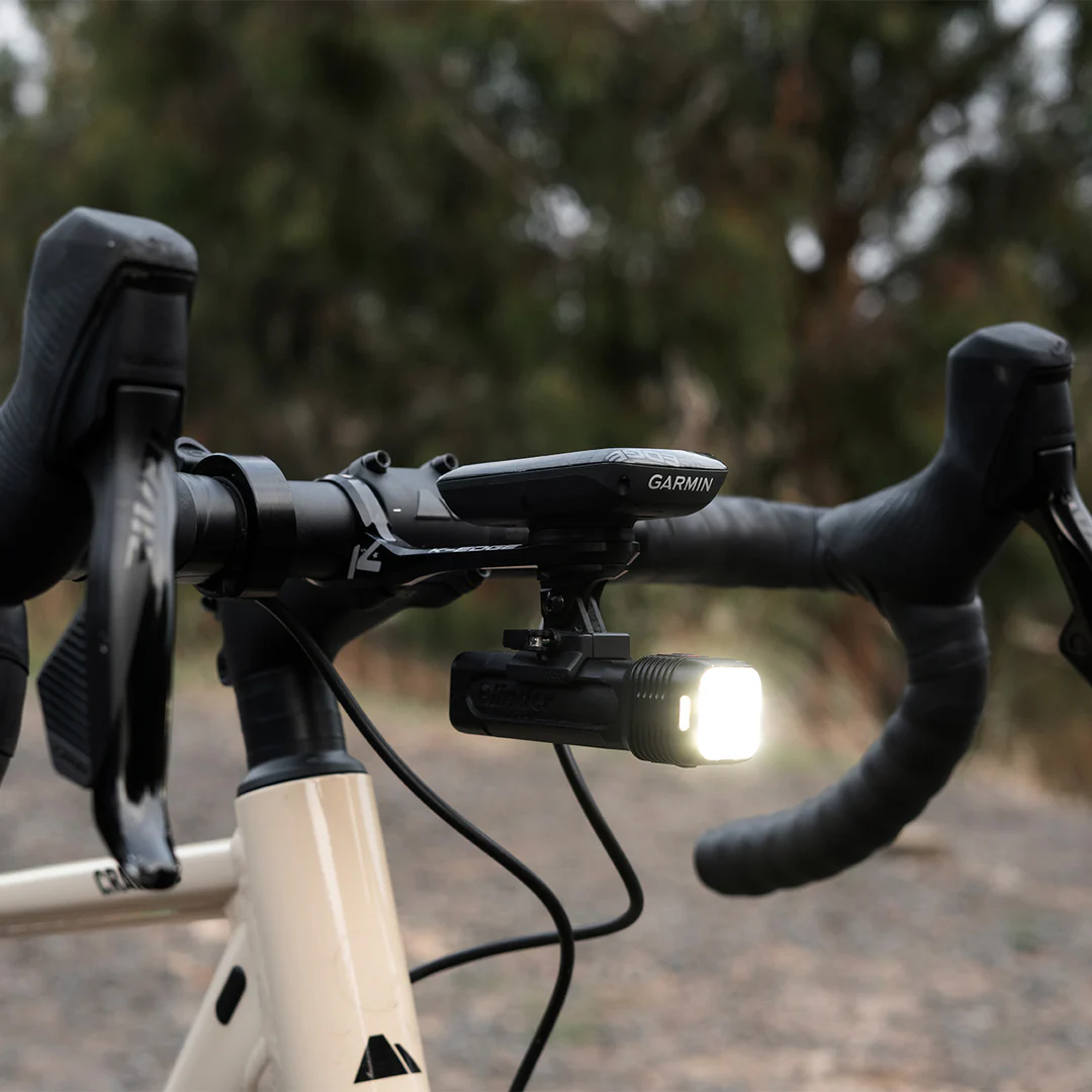 Knog Blinder 1300 instalada en manillar de bicicleta