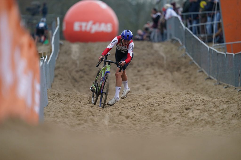 Mathieu van der Poel arrasa en la Copa del Mundo de Ciclocross de Amberes con un dominio absoluto 3 Lucinda Brand