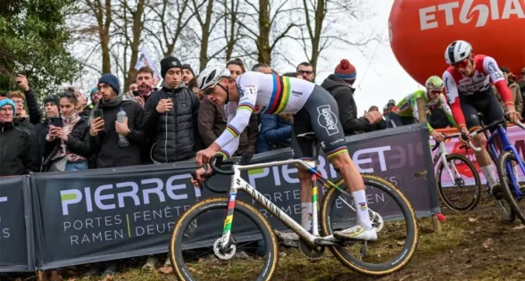 Mathieu van der Poel arrasa en la Copa del Mundo de Ciclocross de Amberes con un dominio absoluto 1 Mathieu van der Poel arrasa en la Copa del Mundo de Ciclocross de Amberes con un dominio absoluto