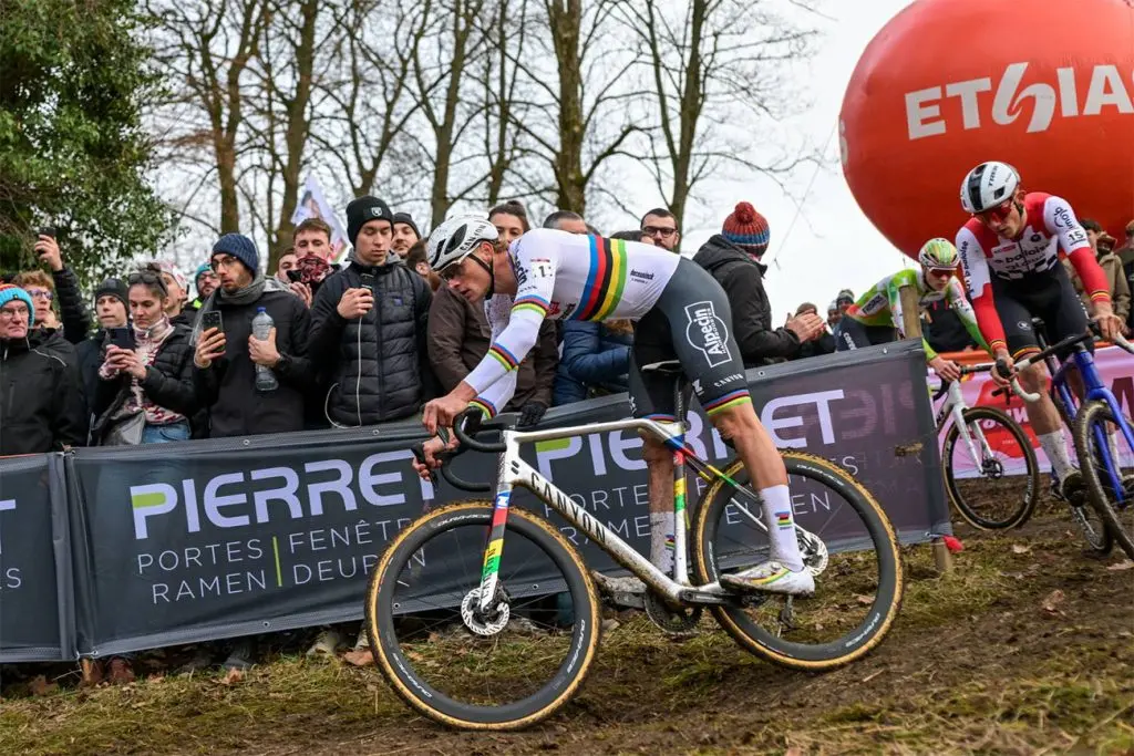 Mathieu van der Poel arrasa en la Copa del Mundo de Ciclocross de Amberes con un dominio absoluto