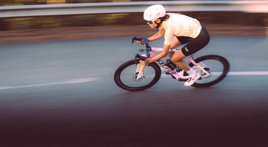 ¿La geometría de la Factor de carretera por fin evoluciona? 2 ciclista en una Factor One