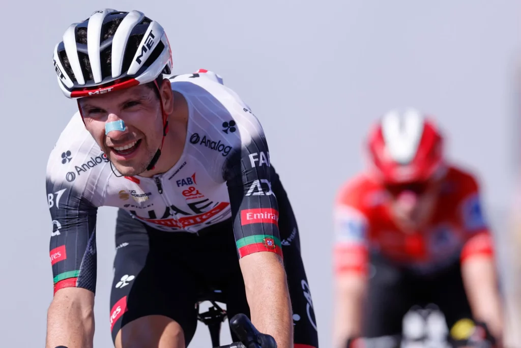 Joao Almeida gana el órdago a Vingegaard en el Angliru