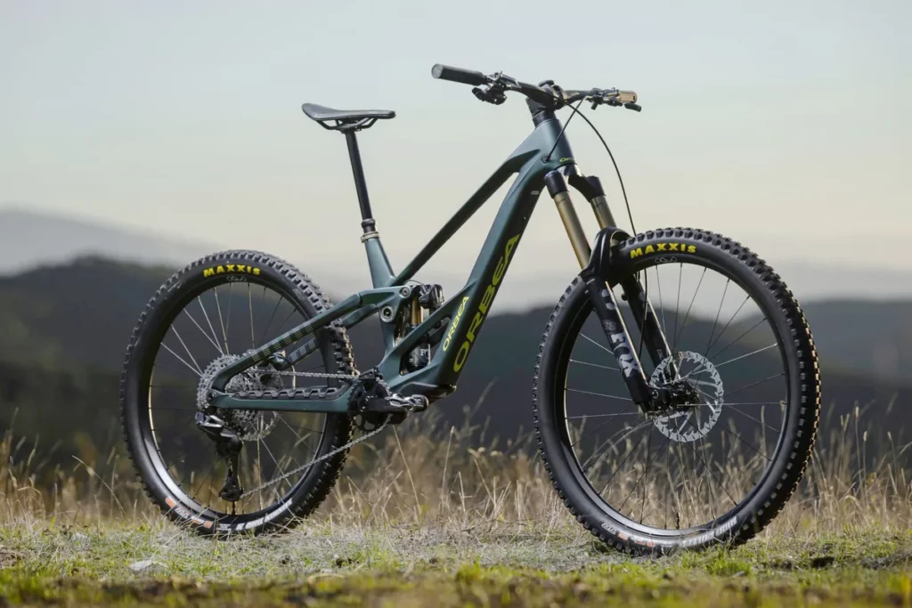 Orbea lanza una e-MTB ligera que rompe con la tendencia de potencia de la industria 2026-orbea-rallon-rs