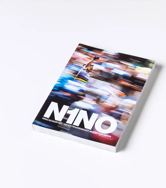 N1NO: El legado de Nino Schurter en el Ciclismo de Montaña (XCO) N1NO El nuevo libro de Nino Schurter es una lectura imprescindible para cualquier entusiasta del XCO