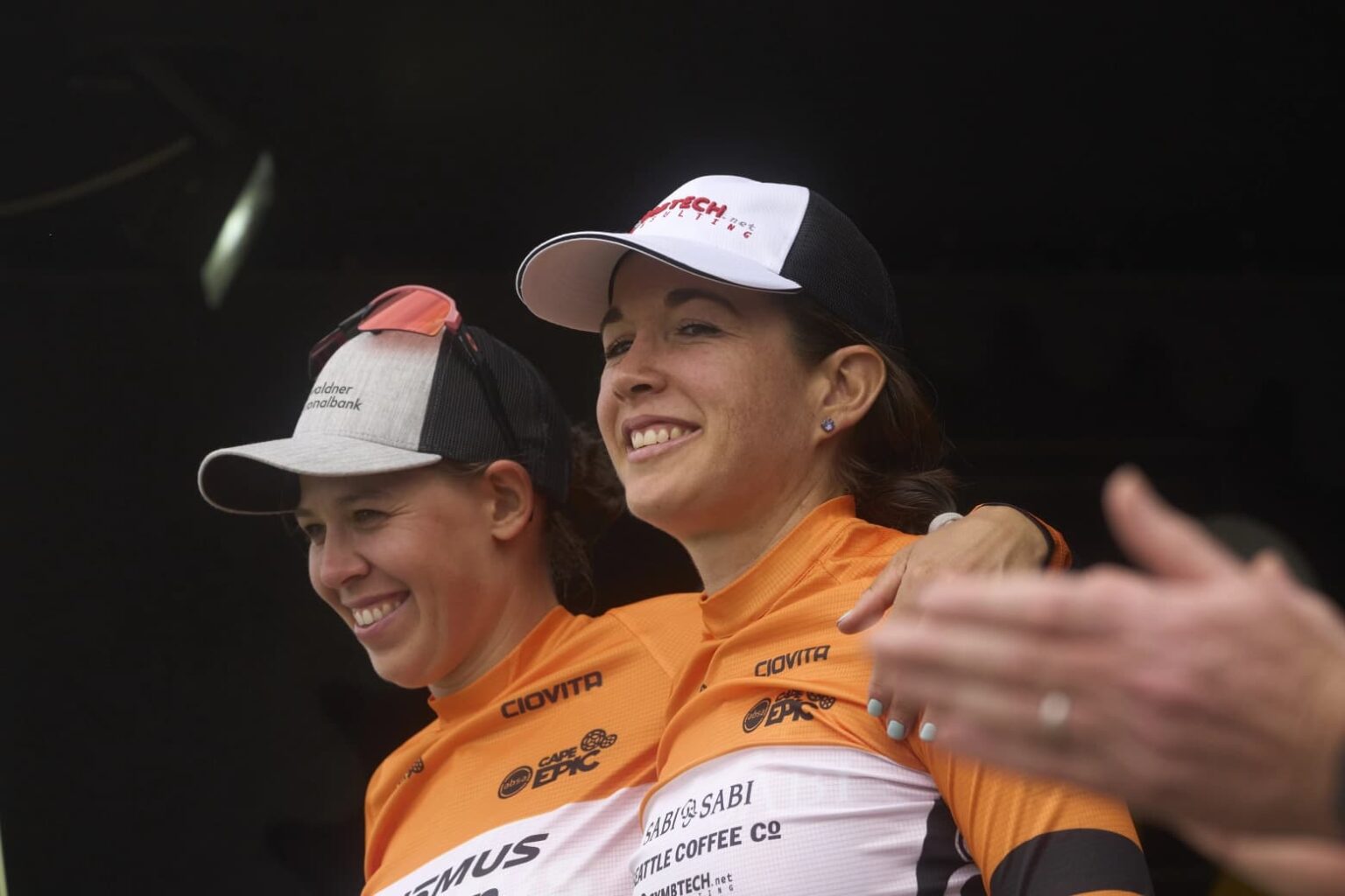 El abandono de Courtney y Seiwald elimina el unico foco de presion real sobre el liderato