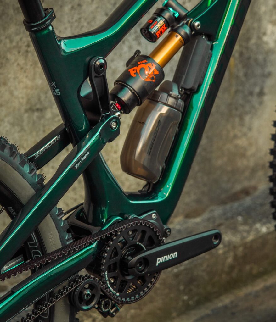 Análisis Técnico: ¿Es la transmisión Pinion el futuro del Mountain Bike y el Bikepacking? 1 Transmision Lineal vs. Caja de Cambios Central