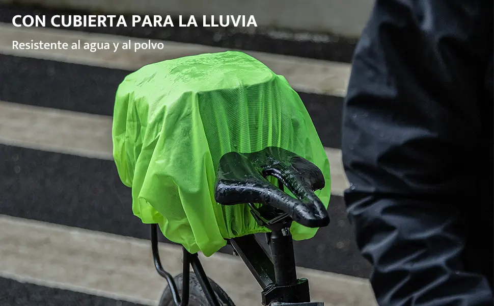 Bolsa trasera ROCKBROS con cubierta impermeable para lluvia puesta, protegiendo el contenido