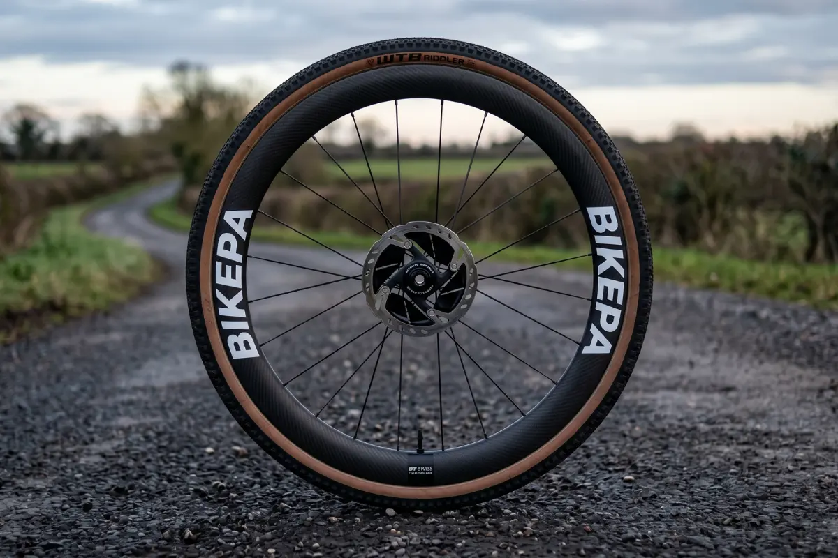 Rueda de carbono con freno de disco para carretera y gravel