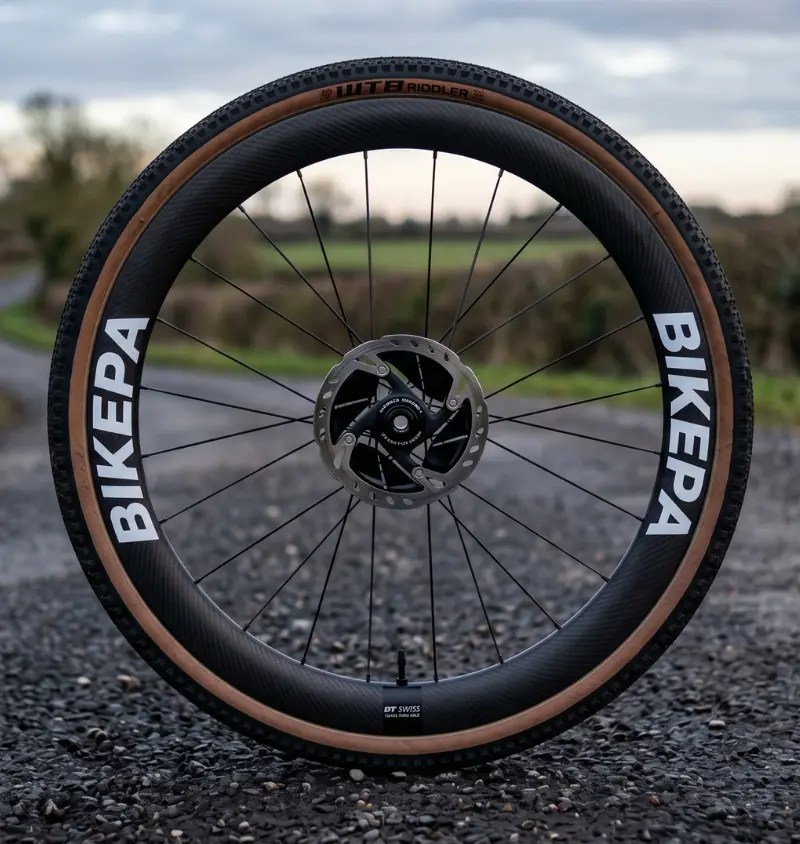 Ruedas Bikepa: Son ruedas de carbono ensambladas a mano, compatibles con frenos de disco