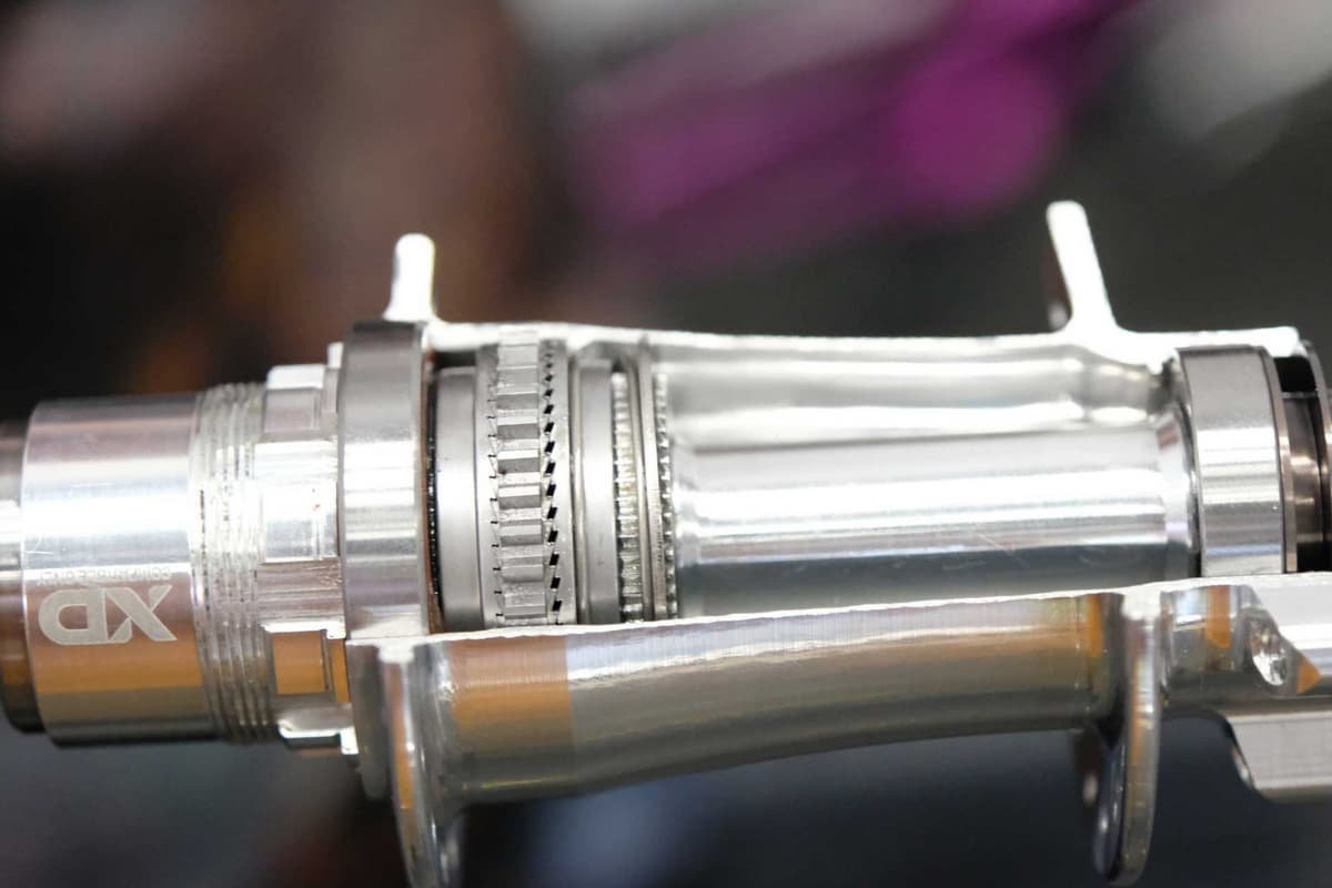 Buje trasero con sistema de doble trinquete para rueda de carbono disco