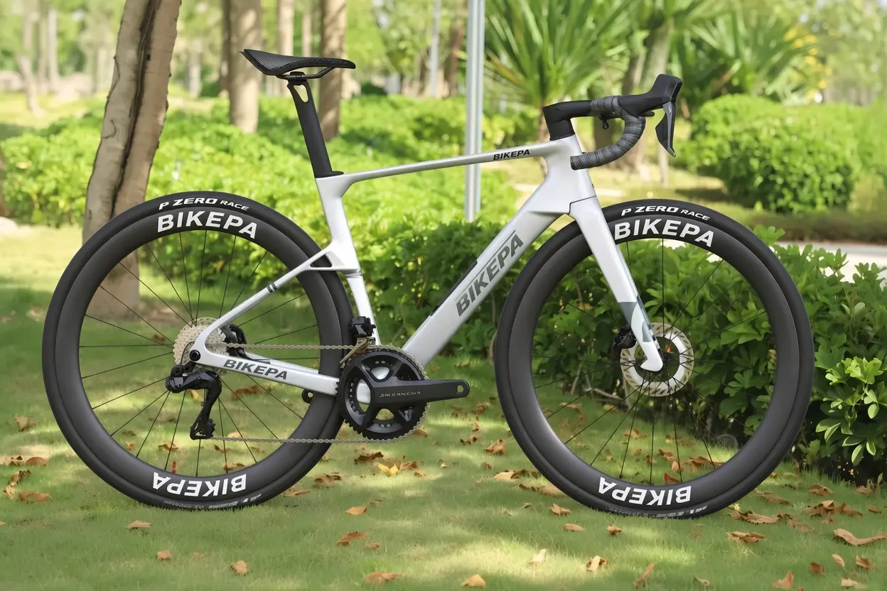 Bicicleta de carretera Bikepa de carbono blanca equipada con neumáticos Pirelli P Zero Race TLR Nero 700 mm Tubeless Ready SpeedCore SmartEvo