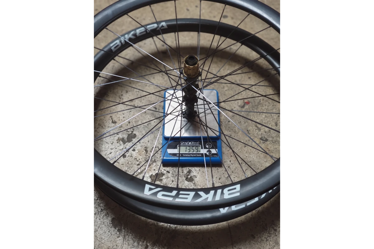 Báscula digital mostrando el peso real de las ruedas de carbono BIKEPA de 38 mm: 1.359 gramos