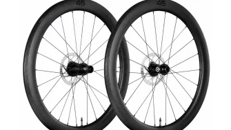 Juego de ruedas de carbono 45mm completas (par), con buje visible y rotor de disco